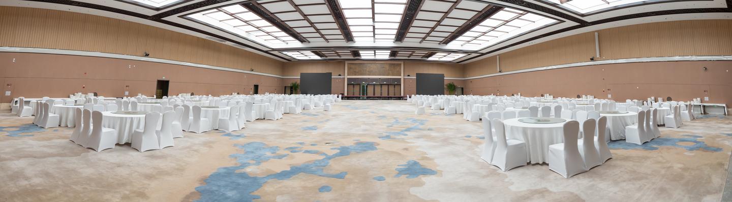 　　每日商報?徐歆婷/邱仁森  　　一家旗下擁有28年辦學歷史的大型教育集團，跨界做餐飲也取得了令人矚目的成績，這當中有何關聯？  　　德清鳳棲餐飲管理有限公司總經理陳建偉被問到這個問題時，坦然一笑：“說來也是機緣巧合，誰能想到，當初試試水的業務如今一年也能帶來超億元的營收？”