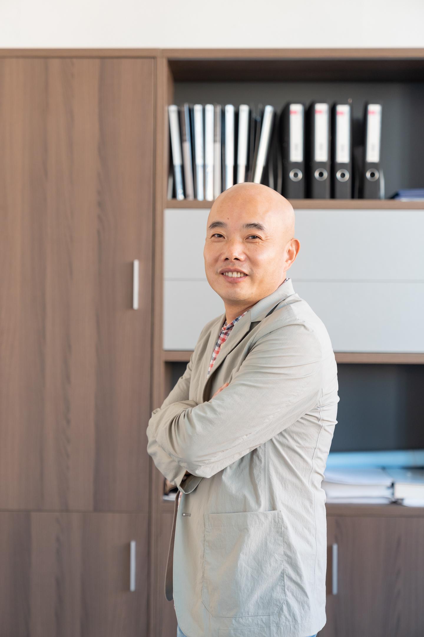 　　每日商報?徐歆婷/邱仁森  　　一家旗下擁有28年辦學歷史的大型教育集團，跨界做餐飲也取得了令人矚目的成績，這當中有何關聯？  　　德清鳳棲餐飲管理有限公司總經理陳建偉被問到這個問題時，坦然一笑：“說來也是機緣巧合，誰能想到，當初試試水的業務如今一年也能帶來超億元的營收？”