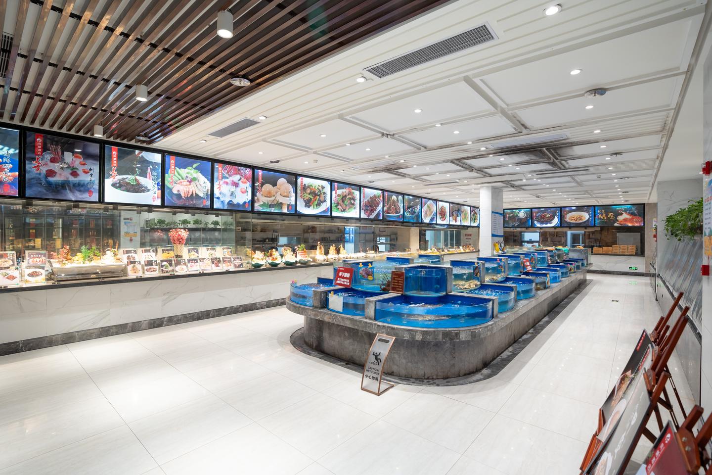 　　每日商報?徐歆婷/邱仁森  　　一家旗下擁有28年辦學歷史的大型教育集團，跨界做餐飲也取得了令人矚目的成績，這當中有何關聯？  　　德清鳳棲餐飲管理有限公司總經理陳建偉被問到這個問題時，坦然一笑：“說來也是機緣巧合，誰能想到，當初試試水的業務如今一年也能帶來超億元的營收？”