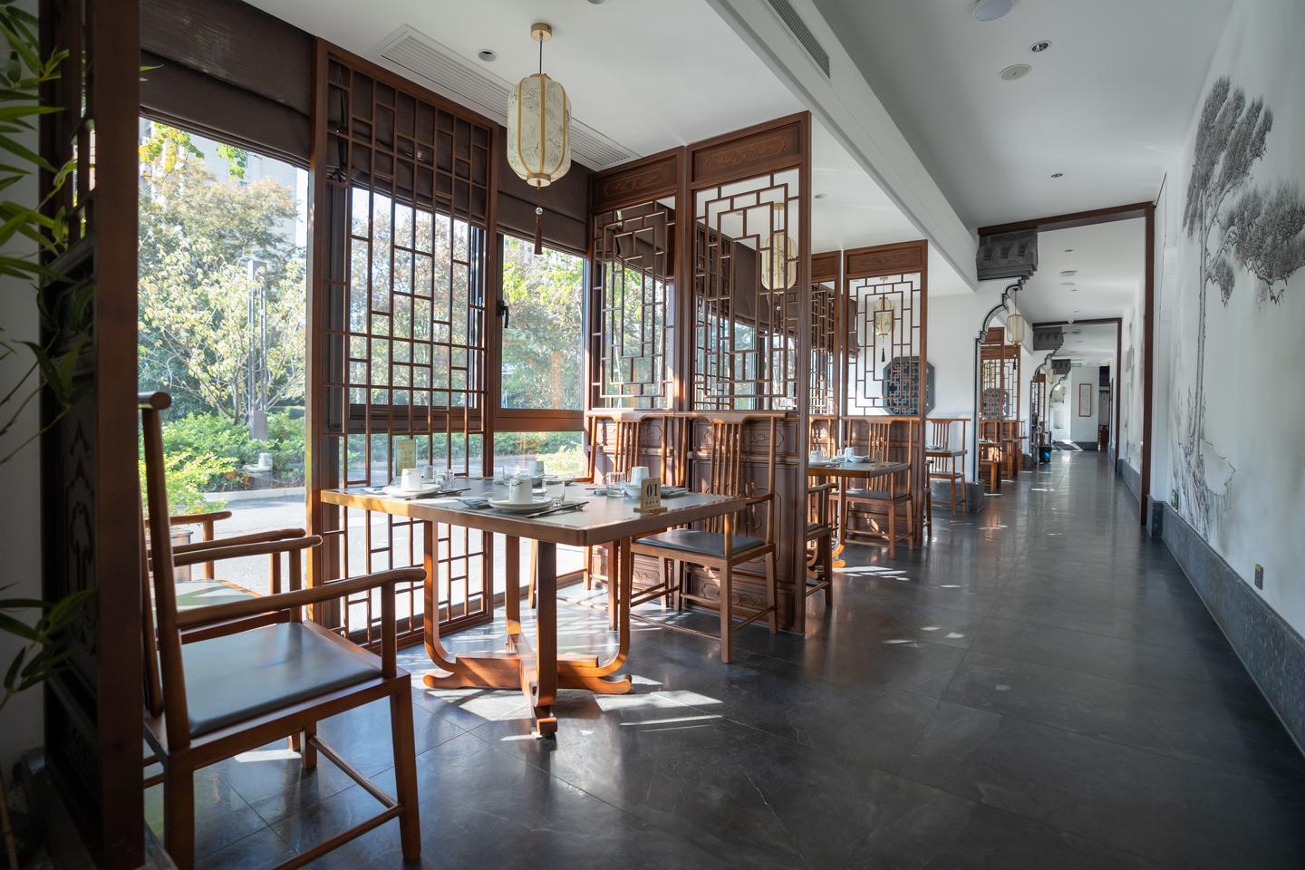 　　每日商報?徐歆婷/邱仁森  　　一家旗下擁有28年辦學歷史的大型教育集團，跨界做餐飲也取得了令人矚目的成績，這當中有何關聯？  　　德清鳳棲餐飲管理有限公司總經理陳建偉被問到這個問題時，坦然一笑：“說來也是機緣巧合，誰能想到，當初試試水的業務如今一年也能帶來超億元的營收？”