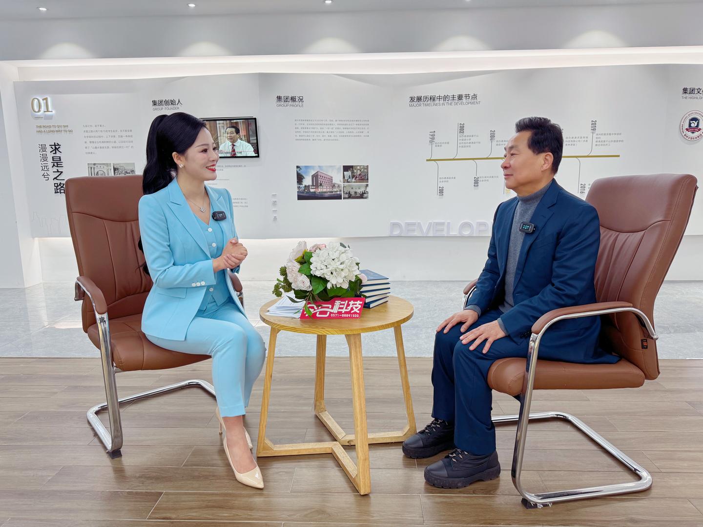 　　《科技視野》節目總編輯、主持人裘宇惠采訪沈法初  　　01? 開啟創業之路，堅守辦學初心  　　作為一名優秀浙商代表，湖州求是教育集團創始人、董事長沈法初始終堅守著教育工作者的初心，為教育事業作出了巨大的貢獻。歷經二十八載，如今的湖州求是教育集團已成為了浙江省民辦教育界的知名品牌。  　　沈法初的創業之路始于上世紀90年代中。他在身為高中化學老師的教學經歷中，發現許多學生因高考發揮不佳，無法進入理想的大學。為了幫助這些學生實現夢想，沈法初決定創辦一所高復學校，為他們提供更好的學習環境和教育資源。