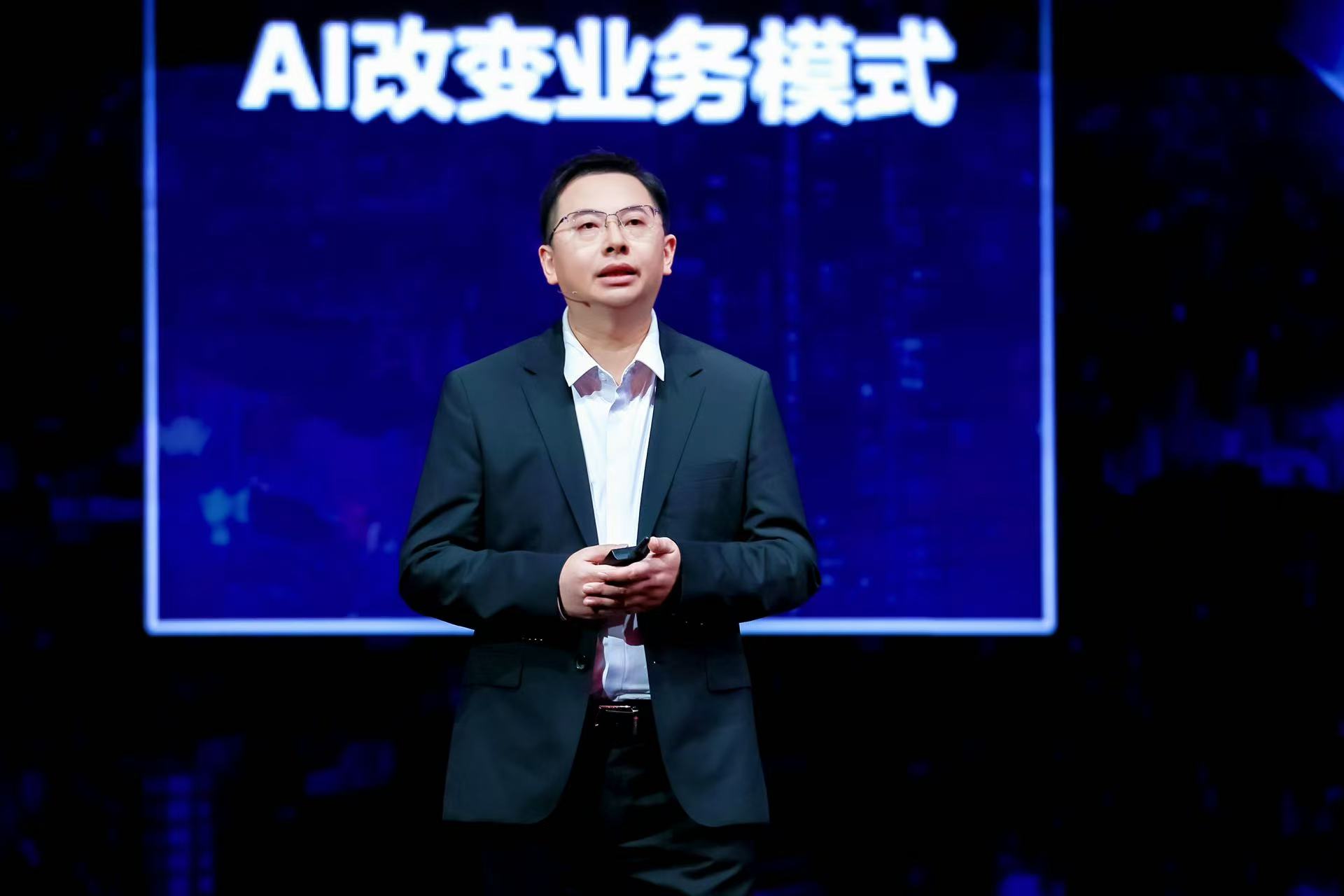 穿著西裝筆挺的男子與配字

描述已自動生成