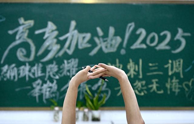 2025年5月27日晚,在河北省邯鄲市峰峰第一中學,一名高三學生在晚自習課間伸懶腰。視覺中國 圖