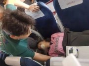 大二醫學生飛機上救人學校發文表揚，網友質疑風險極